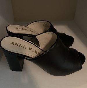 Size: 8.5 Anne Klein Chunky Mule